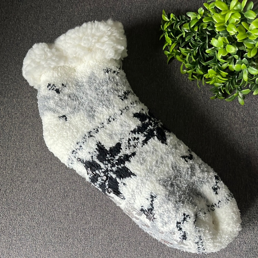 Muk Luks Women’s Cabin Gripper Socks